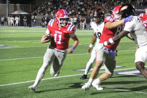 Charlie-Taaffe-runs-toward-the-edge-in-the-second-quarter-of-Vestavia-Hills-39-30-win-over-Hoover
