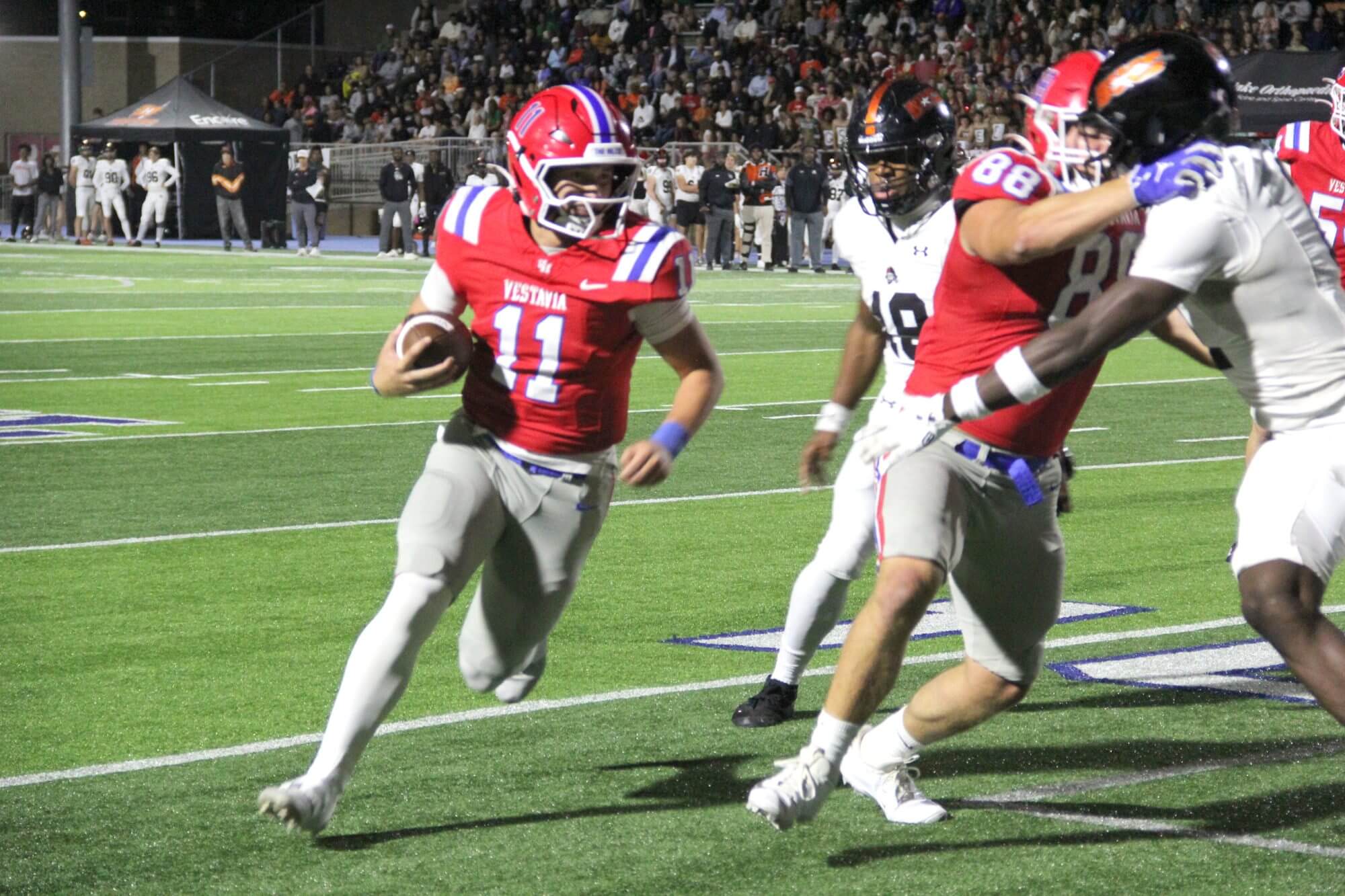 Charlie-Taaffe-runs-toward-the-edge-in-the-second-quarter-of-Vestavia-Hills-39-30-win-over-Hoover
